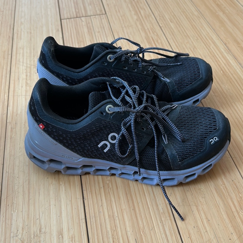 On trail shoes size 6W.  No inserts because I use orthotics.  Great condition